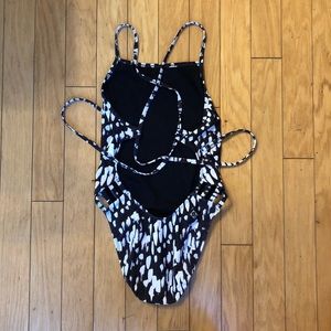 Jolyn Gavin Tie Back Onsie Size 32 EUC